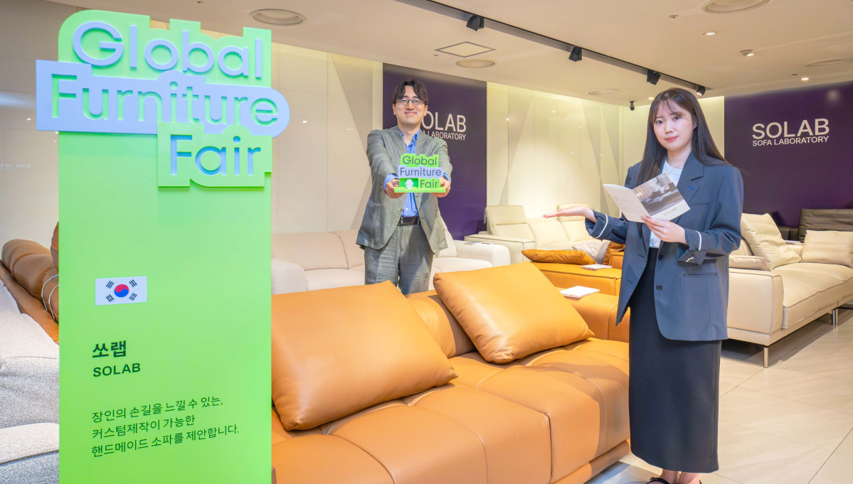 ▲14일 서울시 강남구 현대백화점 무역센터점 지하 1층 '글로벌 퍼니처 페어' 행사장에서 직원들이 상품을 소개하고 있다. (사진제공=현대백화점)