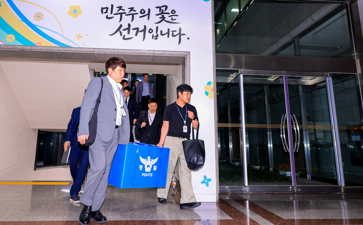 ▲6·3 전국동시지방선거 투표용지 부족 사태를 들여다보고 있는 검경 합동수사본부 관계자들이 11일 경기도 과천 중앙선거관리위원회에서 압수수색을 마친 뒤 압수품을 들고 건물을 나서고 있다. (연합뉴스)