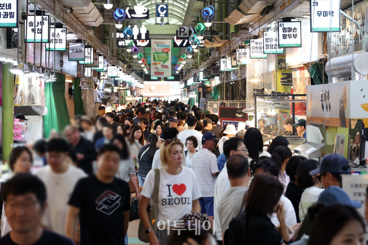 ▲삼성전자의 온누리상품권 환급 행사로 전통시장에 활기가 돌 것이라는 기대가 커지는 가운데 14일 서울 마포구 망원시장이 시민들로 붐비고 있다. 삼성전자는 다음 달 5일까지 자사 제품 구매 고객에게 결제 금액의 20%를 온누리상품권으로 돌려주는 '국민과 함께, 삼성전자 감사 페스티벌'을 진행한다. 반도체 사업 호실적에 대한 국민 성원에 보답하는 취지로 마련된 이번 행사에는 총 4000억원 규모의 온누리상품권이 투입될 예정이다. 삼성전자는 고객 혜택이 지역 소상공인 매출 증대로 이어지는 선순환 구조를 통해 상생의 가치를 확산하는 데 중점을 두고 있다고 밝혔다. 고이란 기자 photoeran@