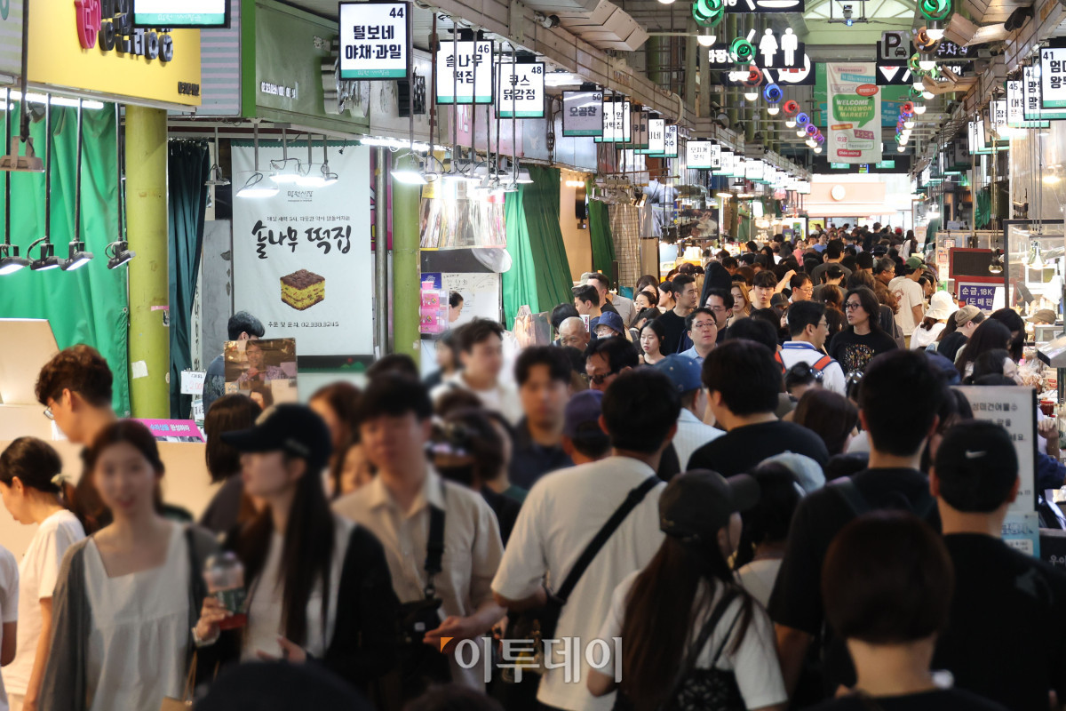 ▲삼성전자의 온누리상품권 환급 행사로 전통시장에 활기가 돌 것이라는 기대가 커지는 가운데 14일 서울 마포구 망원시장이 시민들로 붐비고 있다. 삼성전자는 다음 달 5일까지 자사 제품 구매 고객에게 결제 금액의 20%를 온누리상품권으로 돌려주는 '국민과 함께, 삼성전자 감사 페스티벌'을 진행한다. 반도체 사업 호실적에 대한 국민 성원에 보답하는 취지로 마련된 이번 행사에는 총 4000억원 규모의 온누리상품권이 투입될 예정이다. 삼성전자는 고객 혜택이 지역 소상공인 매출 증대로 이어지는 선순환 구조를 통해 상생의 가치를 확산하는 데 중점을 두고 있다고 밝혔다. 고이란 기자 photoeran@