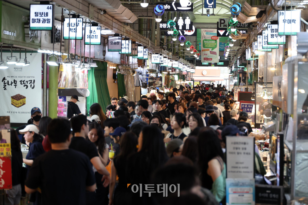 ▲삼성전자의 온누리상품권 환급 행사로 전통시장에 활기가 돌 것이라는 기대가 커지는 가운데 14일 서울 마포구 망원시장이 시민들로 붐비고 있다. 삼성전자는 다음 달 5일까지 자사 제품 구매 고객에게 결제 금액의 20%를 온누리상품권으로 돌려주는 '국민과 함께, 삼성전자 감사 페스티벌'을 진행한다. 반도체 사업 호실적에 대한 국민 성원에 보답하는 취지로 마련된 이번 행사에는 총 4000억원 규모의 온누리상품권이 투입될 예정이다. 삼성전자는 고객 혜택이 지역 소상공인 매출 증대로 이어지는 선순환 구조를 통해 상생의 가치를 확산하는 데 중점을 두고 있다고 밝혔다. 고이란 기자 photoeran@