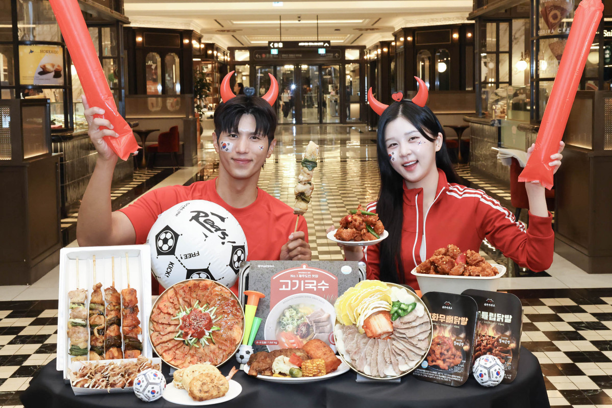 ▲12일 신세계백화점 강남점 지하1층 식품관에서 모델들이 응원 간식을 소개하고 있다. (사진제공=신세계백화)