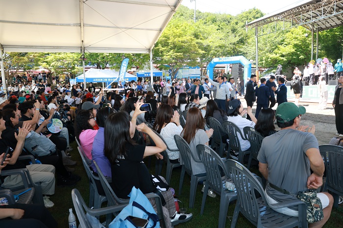 ▲관광객들이 대둔산 도립공원 일원에서 열린 ‘2026 완주 대둔산 축제’ 공연을 관람하며 박수를 보내고 있다. (사진제공=완주군)