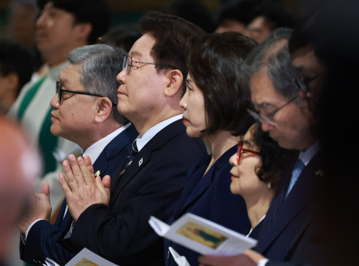 ▲이재명 대통령과 김혜경 여사가 14일(현지시간) 이탈리아 로마 성 바오로 대성전에서 유흥식 추기경 집전으로 열린 '평화와 연대를 위한 특별 미사'에 참석해 기도하고 있다. 사진=연합뉴스