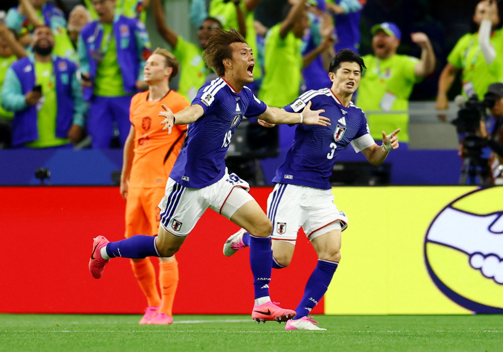 ▲14일(현지시간) 미국 텍사스주 알링턴의 댈러스 스타디움에서 열린 2026 국제축구연맹(FIFA) 북중미 월드컵 조별리그 F조 네덜란드전에서 가마다 다이치가 일본의 두 번째 골을 넣은 뒤 오가와 고키, 다니구치 쇼고와 함께 기뻐하고 있다. (로이터/연합뉴스)