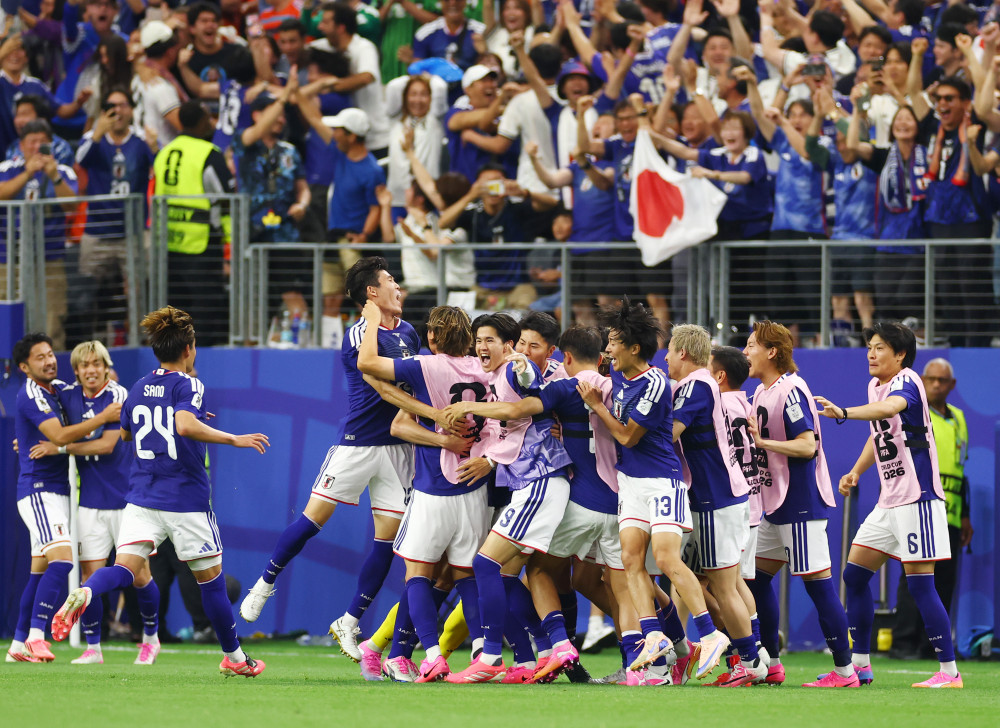 ▲14일(현지시간) 미국 텍사스주 알링턴의 AT&T 스타디움에서 열린 2026 국제축구연맹(FIFA) 북중미 월드컵 조별리그 F조 네덜란드전에서 가마다 다이치가 후반 43분 2-2 동점골을 넣자 일본 선수들이 함께 기뻐하고 있다. (UPI/연합뉴스)