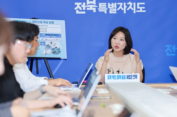 ▲양선화 전북특별자치도 미래첨단산업국장이 전북도청에서 방산혁신클러스터 공모 선정과 관련해 브리핑하고 있다. (사진제공=전북특별자치도)