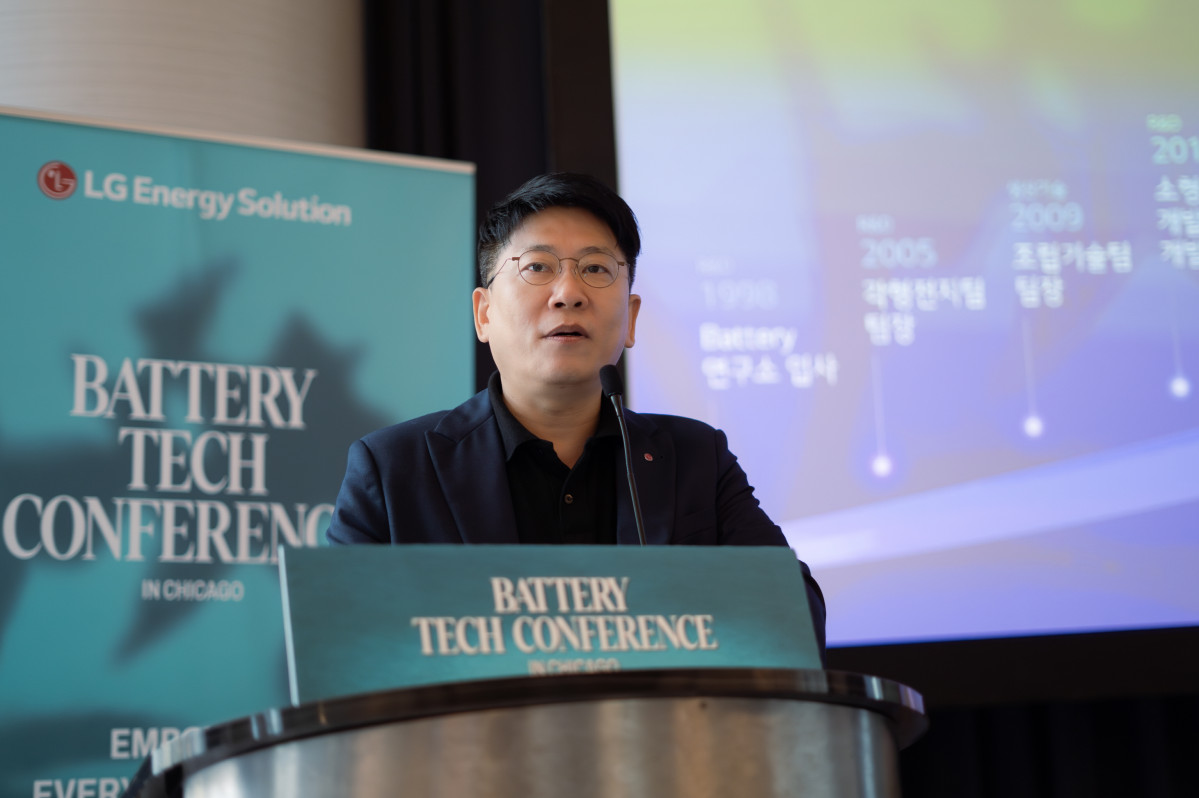 ▲김동명 LG에너지솔루션 최고경영자(CEO) 사장이 13일(현지시간) 미국 시카고에서 열린 글로벌 인재 행사 'BTC(Battery Tech Conference)'에서 인사하고 있다. (사진제공=LG에너지솔루션)