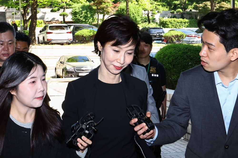 ▲노소영 아트센터 나비 관장이 지난달 13일 서울 서초구 서울고등법원에서 열린 최태원 SK그룹 회장과의 재산 분할 파기환송심 조정기일에 출석하고 있다. 사진공동취재단 (이투데이DB)