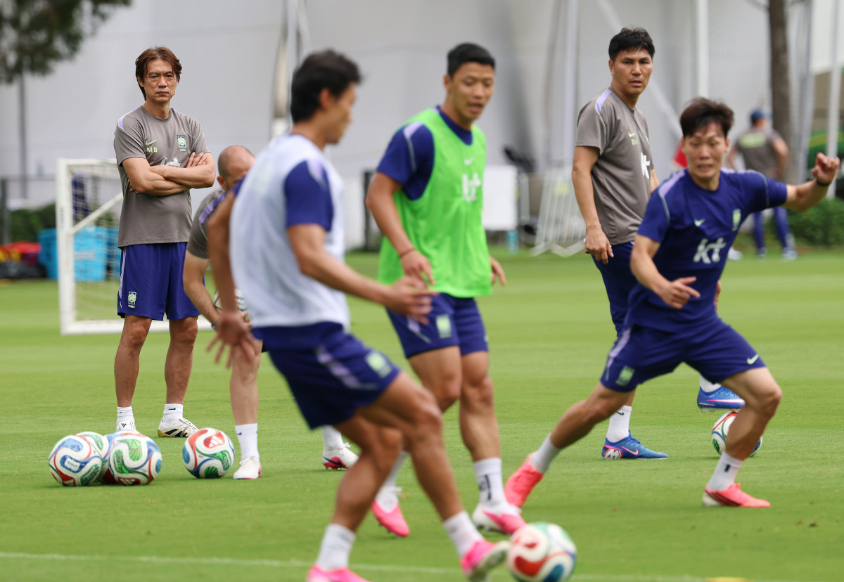 ▲홍명보 한국 축구대표팀 감독이 14일(현지시간) 오전 멕시코 과달라하라 인근 사포판의 치바스 바예 베르데에서 멕시코와의 조별리그 2차전을 대비해 훈련하는 선수들을 바라보고 있다. (연합뉴스)
