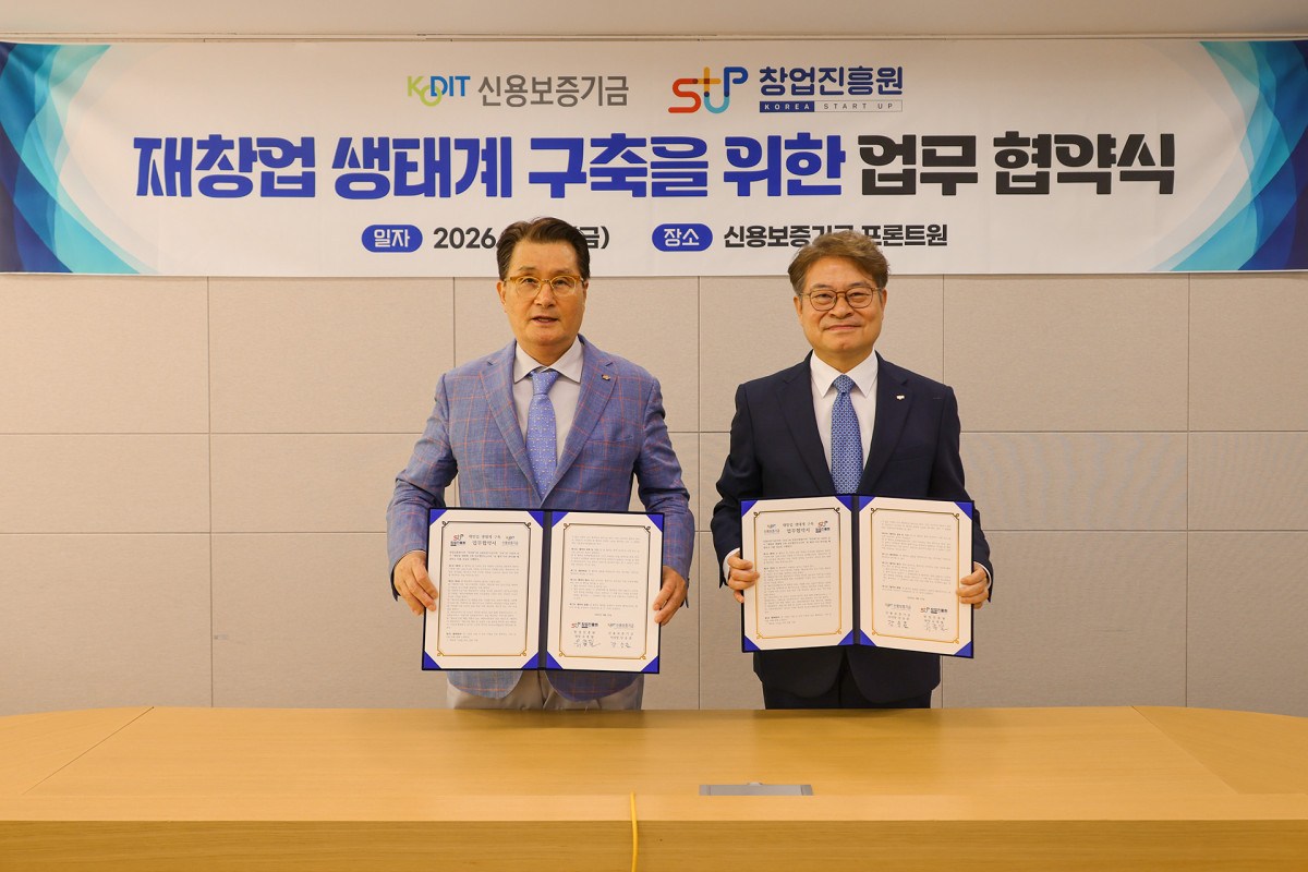 ▲유종필 창업진흥원장(사진 왼쪽)과 신용보증기금 강승준 이사장이 12일 서울 마포구 프론트원에서 열린 협약식에서 기념 촬영을 하고 있다. (사진제공=창업진흥원)
