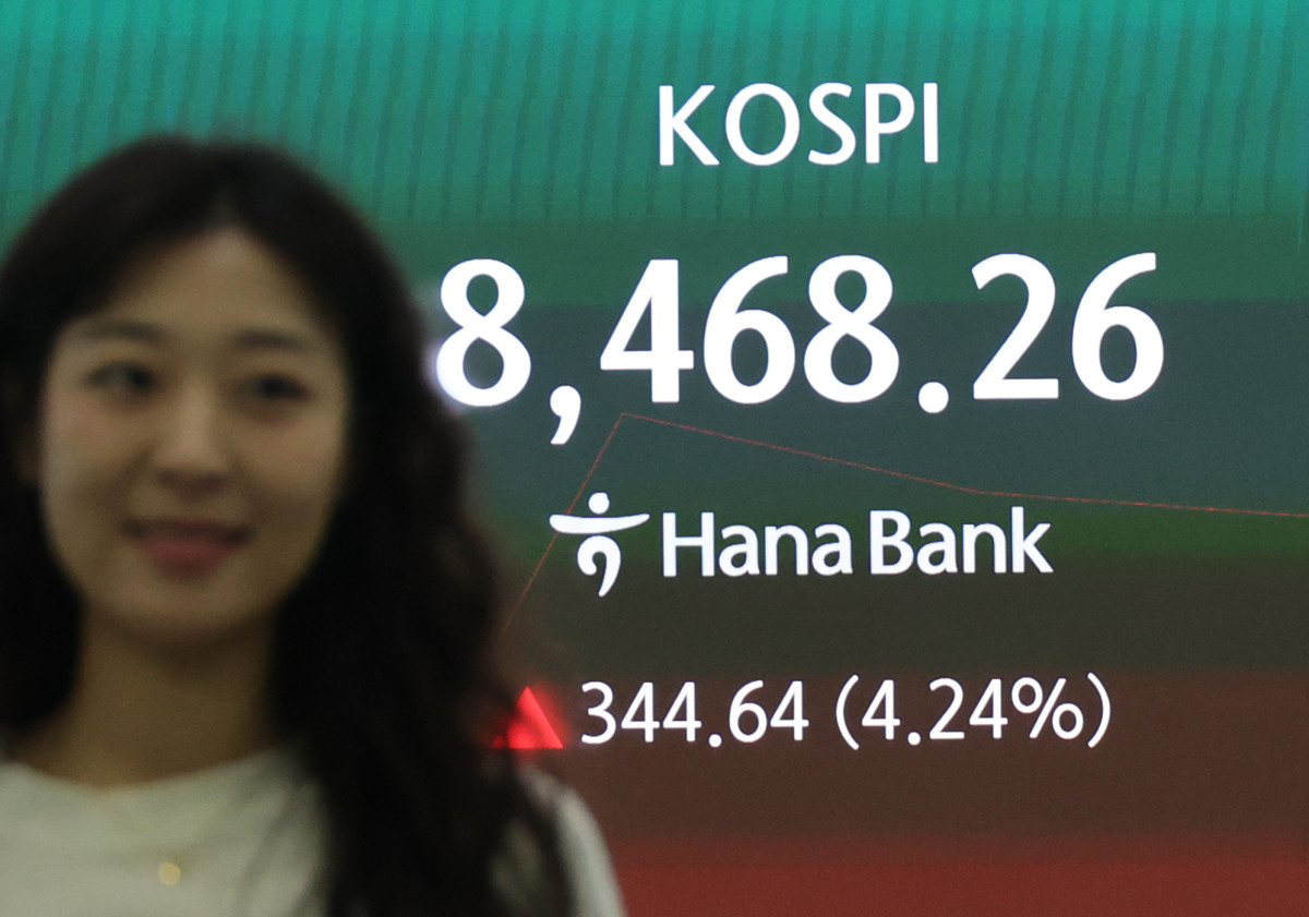 ▲코스피가 미·이란 전쟁 종전합 의에 힘입어 상승 출발한 15일 서울 중구 하나은행 딜링룸 현황판에 코스피가 표시되고 있다. (연합뉴스)