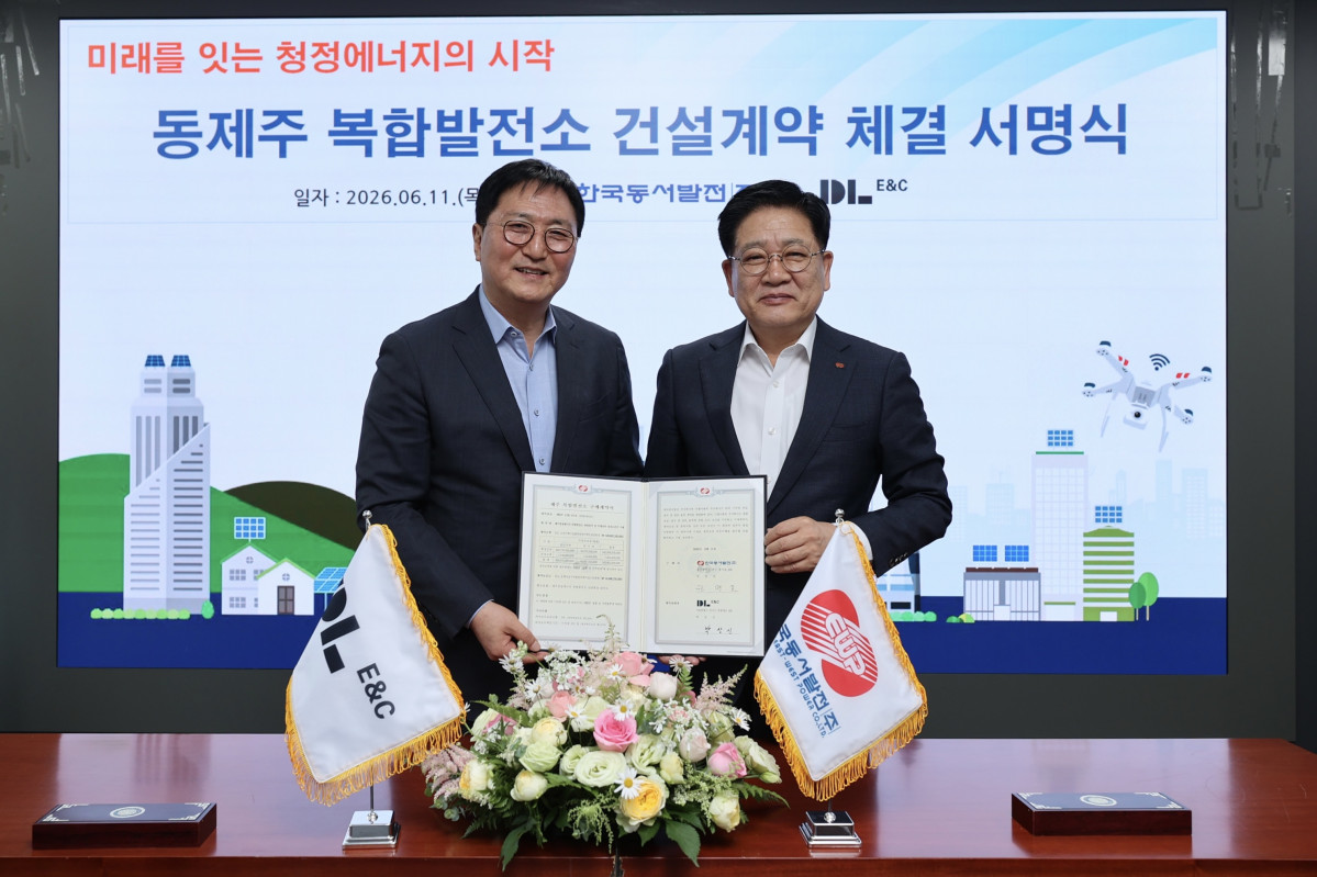 ▲ DL이앤씨가 11일 한국동서발전과 동제주 복합발전소 건설 공사 계약을 체결했다. 이날 열린 계약식에서 박상신 DL이앤씨 대표(왼쪽)와 권명호 한국동서발전 사장이 기념 촬영을 하고 있다. (사진제공=DL이앤씨)