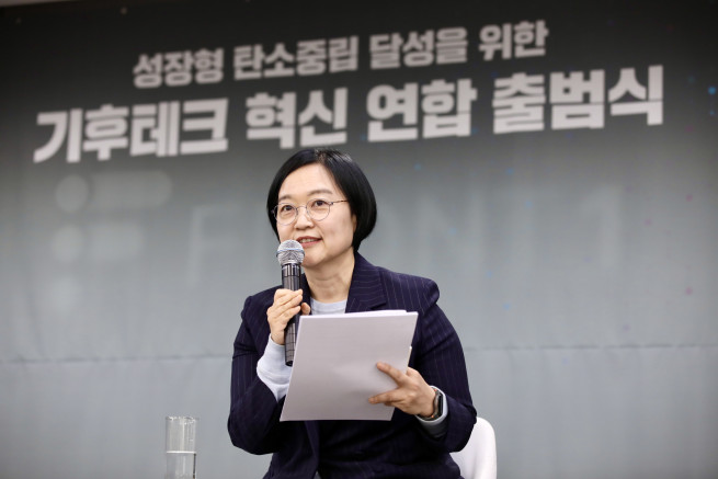 ▲한성숙 중소벤처기업부 장관이 3월 4일 서울 마포구 프론트원에서 열린 '기후테크 혁신 연합 출범식'에서 정책토론회를 진행하고 있다. (사진제공=중소벤처기업부)