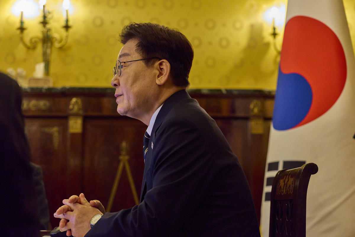 ▲이탈리아를 국빈방문 중인 이재명 대통령이 14일(현지시간) 로마의 한 호텔에서 화상으로 수석보좌관회의를 하고 있다. (연합뉴스)