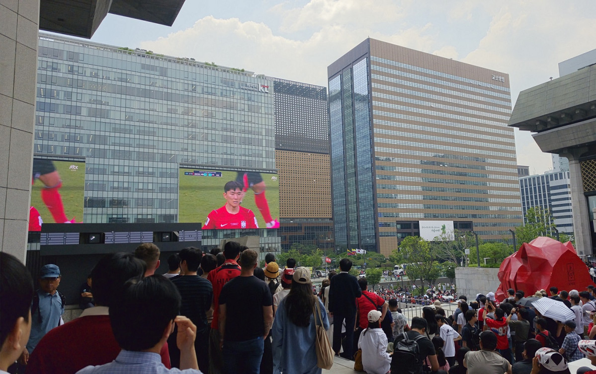 ▲12일 광화문스퀘어 KT WEST 전광판에 한국 축구대표팀 경기가 송출되고 있다. (사진제공=종로구)