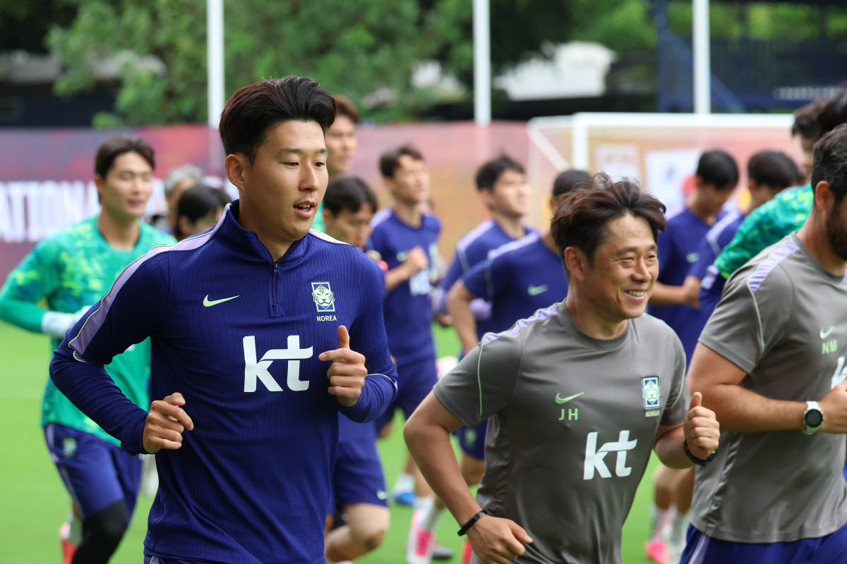 ▲축구 국가대표팀 손흥민 등 선수들이 14일(현지시간) 멕시코를 상대로한 2026 국제축구연맹(FIFA) 북중미 월드컵 조별리그 A조 2차전을 앞두고 멕시코 과달라하라 인근 사포판에 위치한 베이스캠프 훈련장 치바스 바예 베르데에서 훈련하고 있다. (뉴시스)