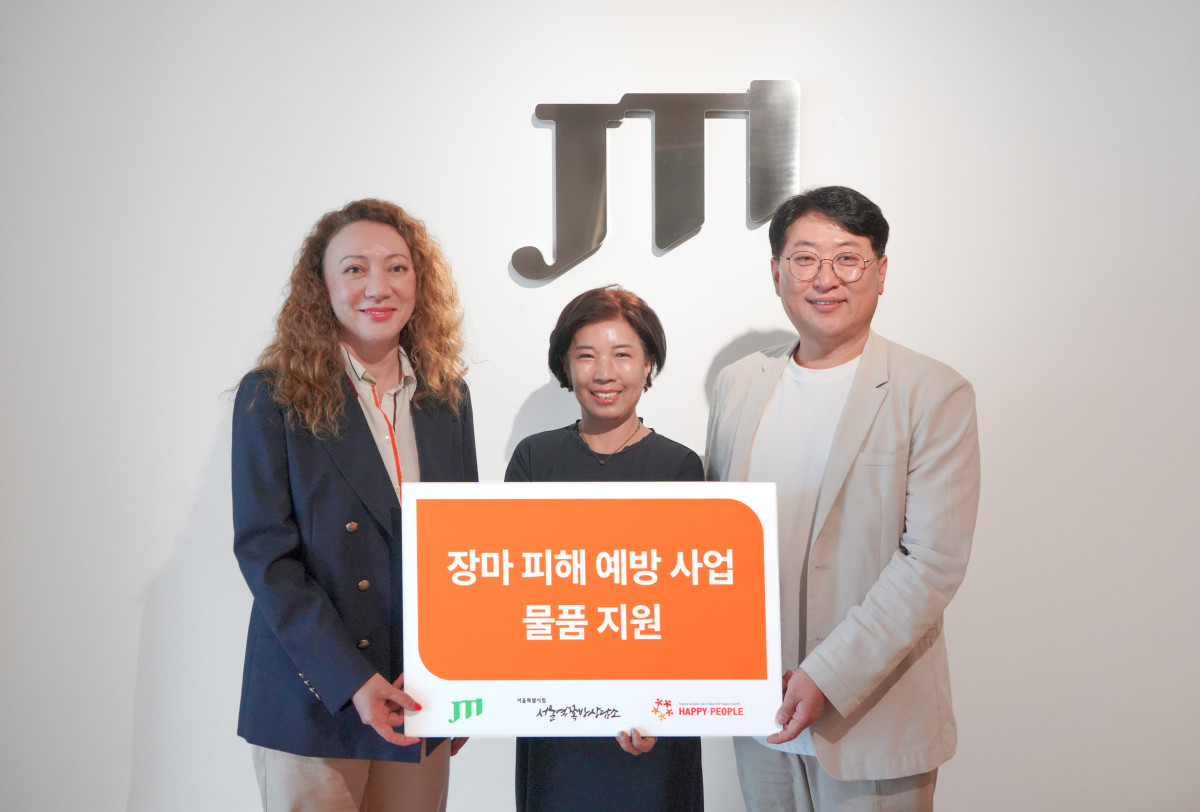 ▲11일 서울 종로구 소재 JTI코리아 본사에서 열린 ‘장마 피해 예방 사업 물품 전달식’에서 JTI코리아 이리나 리 사장과 서울역쪽방상담소 유호연 소장, 해피피플 조재현 이사장이 기념 촬영을 하고 있다. (사진제공=JTI코리아)