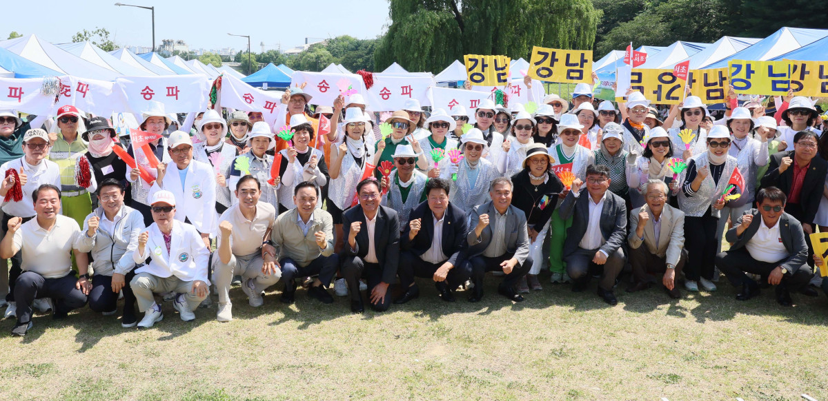 ▲15일 서울 강남구 강남탄천파크골프장에서 열린 ‘제1회 비바브라보배 강남3구 파크골프대회’에서 조성명 강남구청장, 김현기 강남구청장 당선인, 이호귀 강남구의회 의장, 이종재 이투데이 대표이사 부회장, 신동민 이투데이피엔씨 대표 등 내빈들과 동호인들이 기념촬영을 하고 있다. 이투데이피엔씨가 주최하고 강남구파크골프협회가 주관한 강남3구 파크골프대회는 강남·서초·송파 3구 파크골프 동호인을 대상으로 한 권역형 생활체육 행사다. 신태현 기자 holjjak@
