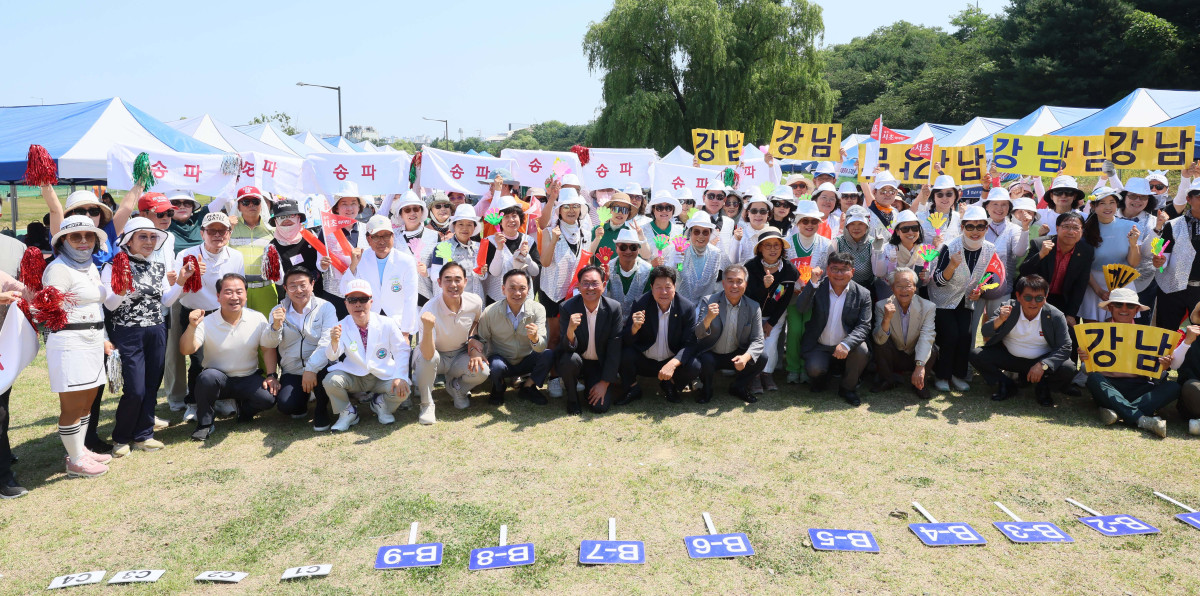 ▲15일 서울 강남구 강남탄천파크골프장에서 열린 ‘제1회 비바브라보배 강남3구 파크골프대회’에서 조성명 강남구청장, 김현기 강남구청장 당선인, 이호귀 강남구의회 의장, 이종재 이투데이 대표이사 부회장, 신동민 이투데이피엔씨 대표 등 내빈들과 동호인들이 기념촬영을 하고 있다. 이투데이피엔씨가 주최하고 강남구파크골프협회가 주관한 강남3구 파크골프대회는 강남·서초·송파 3구 파크골프 동호인을 대상으로 한 권역형 생활체육 행사다. 신태현 기자 holjjak@