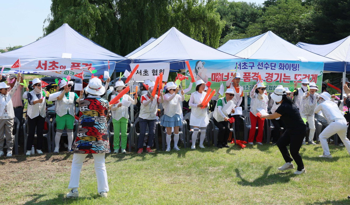 ▲15일 서울 강남구 강남탄천파크골프장에서 열린 ‘제1회 비바브라보배 강남3구 파크골프대회’에서 동호인들이 응원을 하고 있다. 이투데이피엔씨가 주최하고 강남구파크골프협회가 주관한 강남3구 파크골프대회는 강남·서초·송파 3구 파크골프 동호인을 대상으로 한 권역형 생활체육 행사다. 신태현 기자 holjjak@