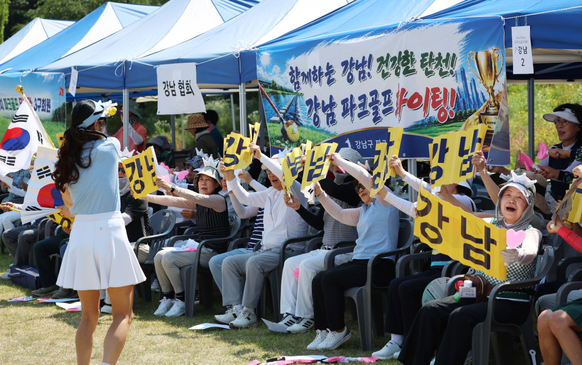 ▲15일 서울 강남구 강남탄천파크골프장에서 열린 ‘제1회 비바브라보배 강남3구 파크골프대회’에서 동호인들이 응원을 하고 있다. 이투데이피엔씨가 주최하고 강남구파크골프협회가 주관한 강남3구 파크골프대회는 강남·서초·송파 3구 파크골프 동호인을 대상으로 한 권역형 생활체육 행사다. 신태현 기자 holjjak@