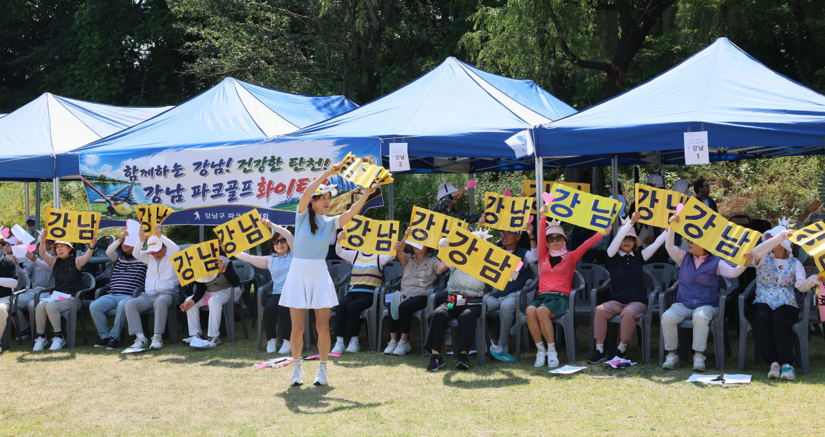 ▲15일 서울 강남구 강남탄천파크골프장에서 열린 ‘제1회 비바브라보배 강남3구 파크골프대회’에서 동호인들이 응원을 하고 있다. 이투데이피엔씨가 주최하고 강남구파크골프협회가 주관한 강남3구 파크골프대회는 강남·서초·송파 3구 파크골프 동호인을 대상으로 한 권역형 생활체육 행사다. 신태현 기자 holjjak@