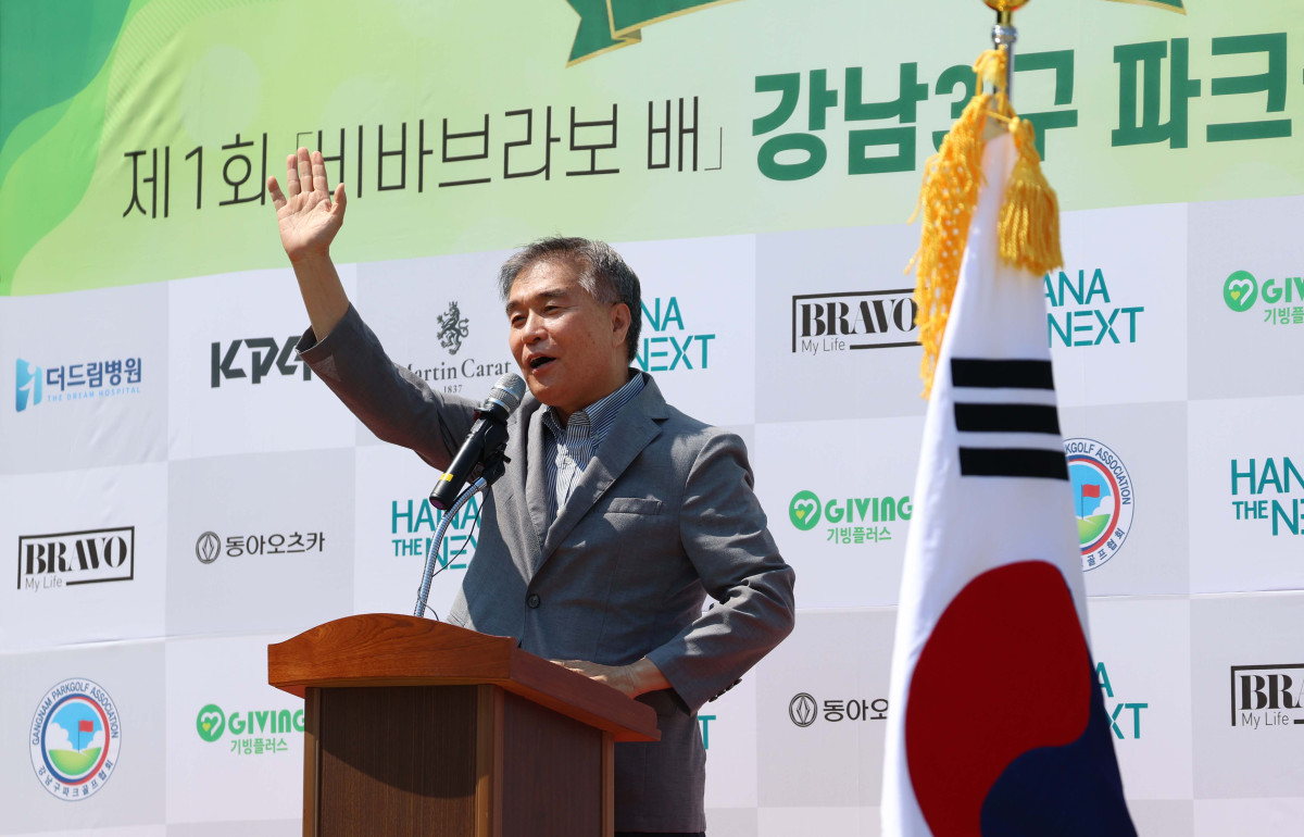 ▲김현기 강남구청장 당선인이 15일 서울 강남구 강남탄천파크골프장에서 열린 ‘제1회 비바브라보배 강남3구 파크골프대회’에서 축사를 하고있다. 이투데이피엔씨가 주최하고 강남구파크골프협회가 주관한 강남3구 파크골프대회는 강남·서초·송파 3구 파크골프 동호인을 대상으로 한 권역형 생활체육 행사다. 신태현 기자 holjjak@