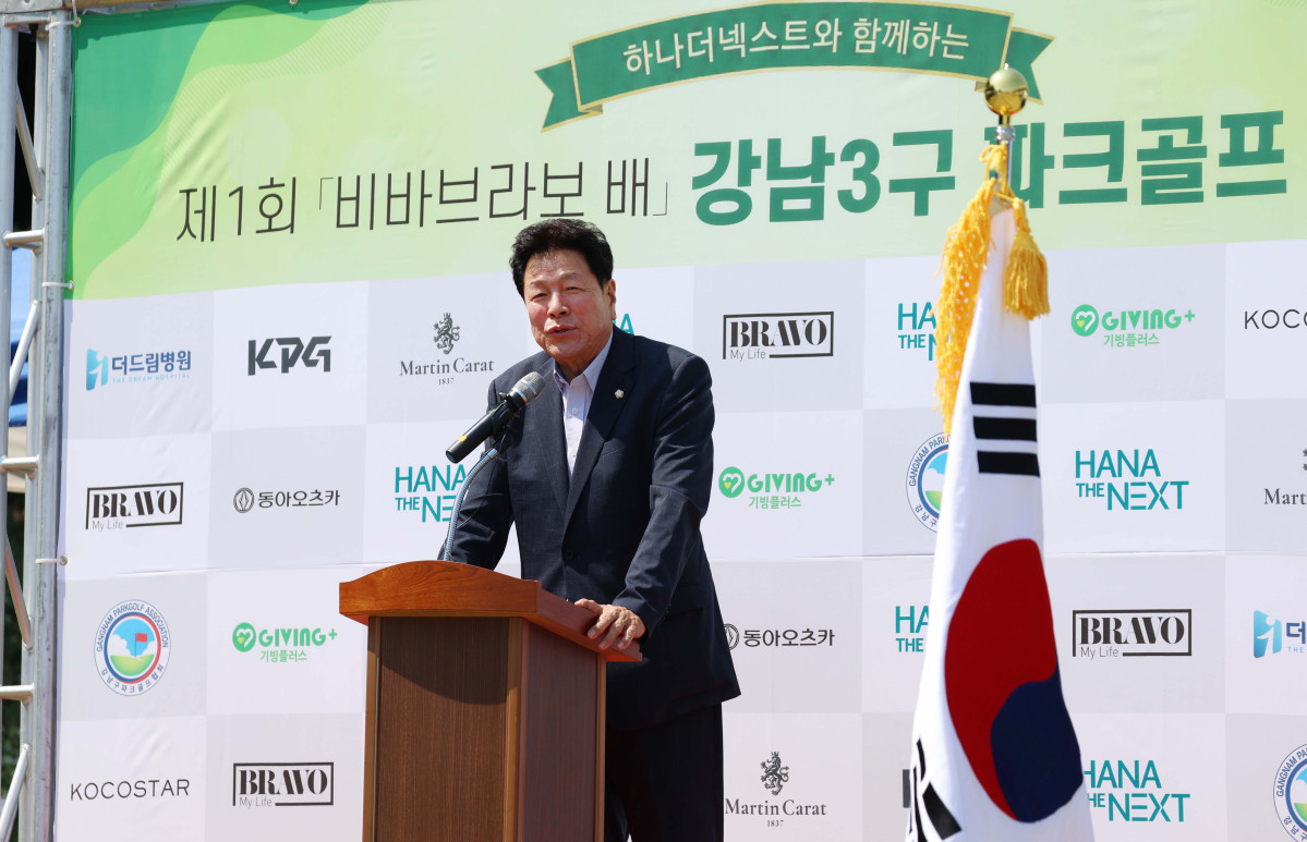 ▲이호귀 강남구의회 의장이 15일 서울 강남구 강남탄천파크골프장에서 열린 ‘제1회 비바브라보배 강남3구 파크골프대회’에서 축사를 하고있다. 이투데이피엔씨가 주최하고 강남구파크골프협회가 주관한 강남3구 파크골프대회는 강남·서초·송파 3구 파크골프 동호인을 대상으로 한 권역형 생활체육 행사다. 신태현 기자 holjjak@