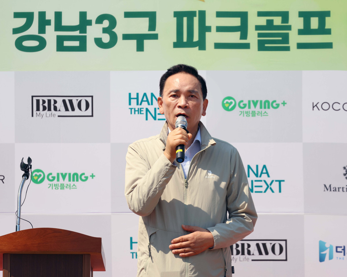 ▲조성명 강남구청장이 15일 서울 강남구 강남탄천파크골프장에서 열린 ‘제1회 비바브라보배 강남3구 파크골프대회’에서 축사를 하고있다. 이투데이피엔씨가 주최하고 강남구파크골프협회가 주관한 강남3구 파크골프대회는 강남·서초·송파 3구 파크골프 동호인을 대상으로 한 권역형 생활체육 행사다. 신태현 기자 holjjak@