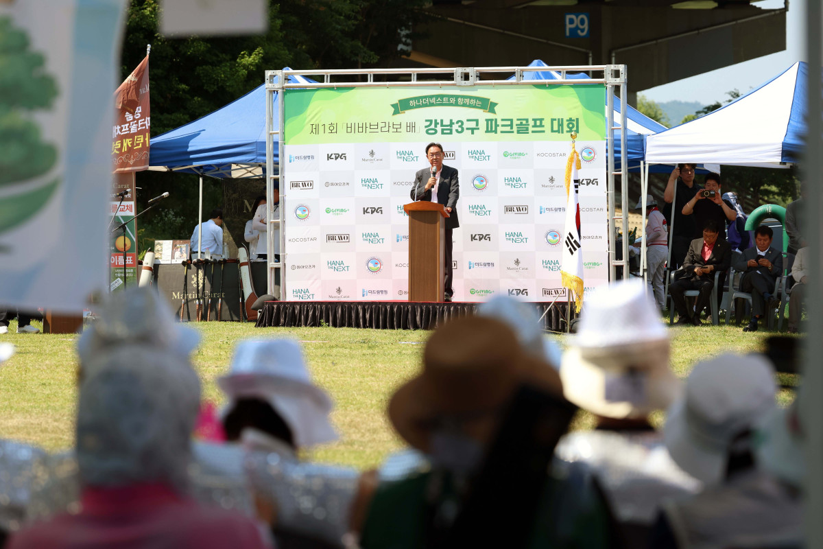 ▲이종재 이투데이 대표이사 부회장이 15일 서울 강남구 강남탄천파크골프장에서 열린 ‘제1회 비바브라보배 강남3구 파크골프대회’에서 대회사를 하고있다. 이투데이피엔씨가 주최하고 강남구파크골프협회가 주관한 강남3구 파크골프대회는 강남·서초·송파 3구 파크골프 동호인을 대상으로 한 권역형 생활체육 행사다. 신태현 기자 holjjak@
