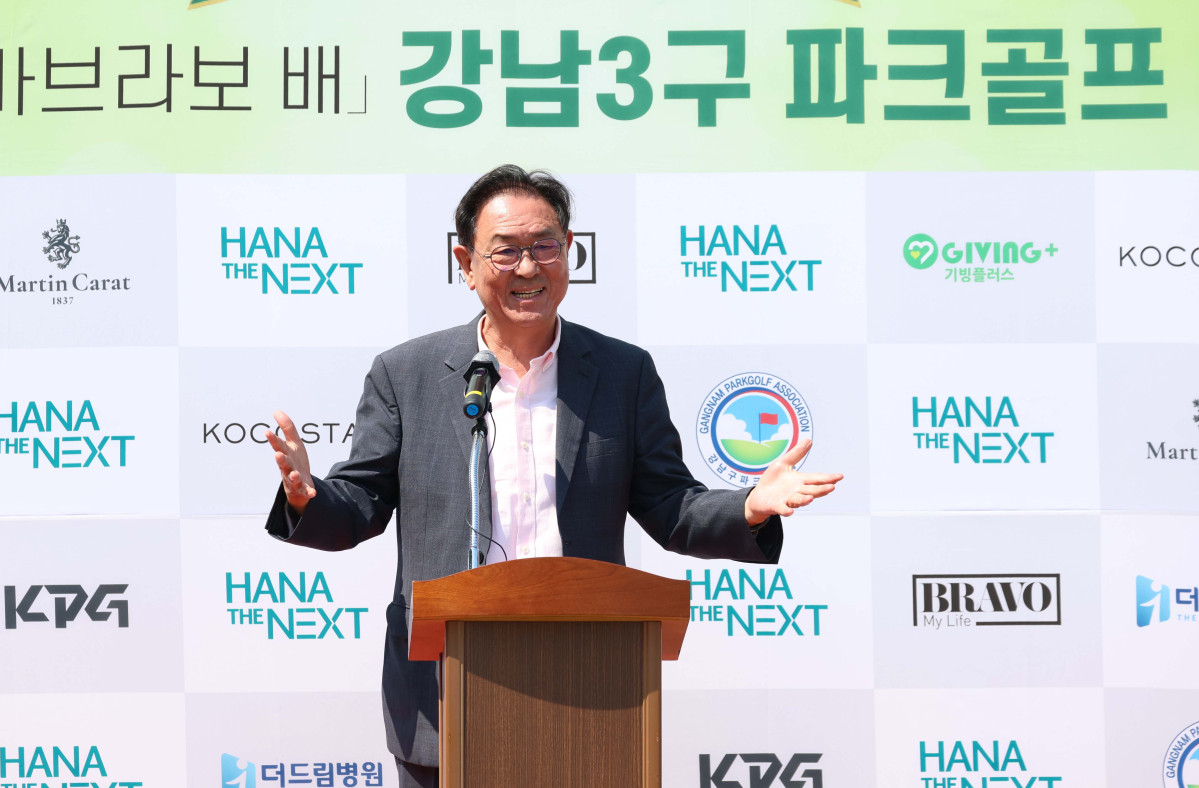 ▲이종재 이투데이 대표이사 부회장이 15일 서울 강남구 강남탄천파크골프장에서 열린 ‘제1회 비바브라보배 강남3구 파크골프대회’에서 대회사를 하고있다. 이투데이피엔씨가 주최하고 강남구파크골프협회가 주관한 강남3구 파크골프대회는 강남·서초·송파 3구 파크골프 동호인을 대상으로 한 권역형 생활체육 행사다. 신태현 기자 holjjak@