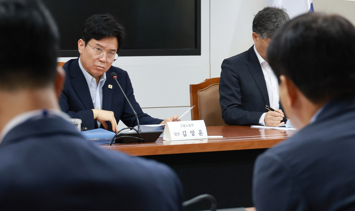 ▲김영훈 고용노동부 장관이 15일 정부세종청사에서 열린 긴급 간담회에서 포스코 그룹 경영진의 발언을 청취하고 있다. (사진제공=고용노동부)