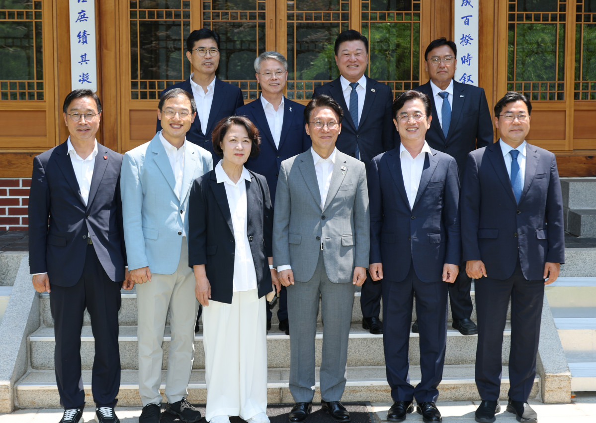 ▲김민석 국무총리가 15일 서울 삼청동 총리공관에서 열린 국토대전환 관련 광역단체장 당선자 간담회에서 추미애 경기도지사 당선인 등 참석자들과 기념촬영을 하고 있다. 뒷줄 왼쪽부터 이원택 전북도지사 당선인, 민형배 전남광주통합특별시장 당선인, 신용한 충북도지사 당선인, 조상호 세종시장 당선인. 2026.6.15 jeong@yna.co.kr/2026-06-15 13:24:38/<저작권자 ⓒ 1980-2026 ㈜연합뉴스. 무단 전재 재배포 금지, AI 학습 및 활용 금지> (연합뉴스)