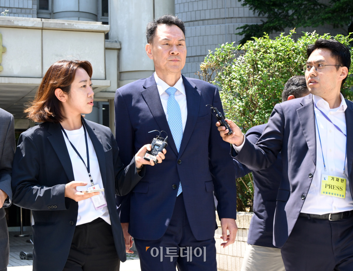 ▲내란 중요임무 종사 혐의를 받는 김명수 전 합참의장이 15일 서울 서초구 서울중앙지방법원에서 열린 구속 전 피의자 심문(영장실질심사)을 마치고 나오고 있다. 사진공동취재단