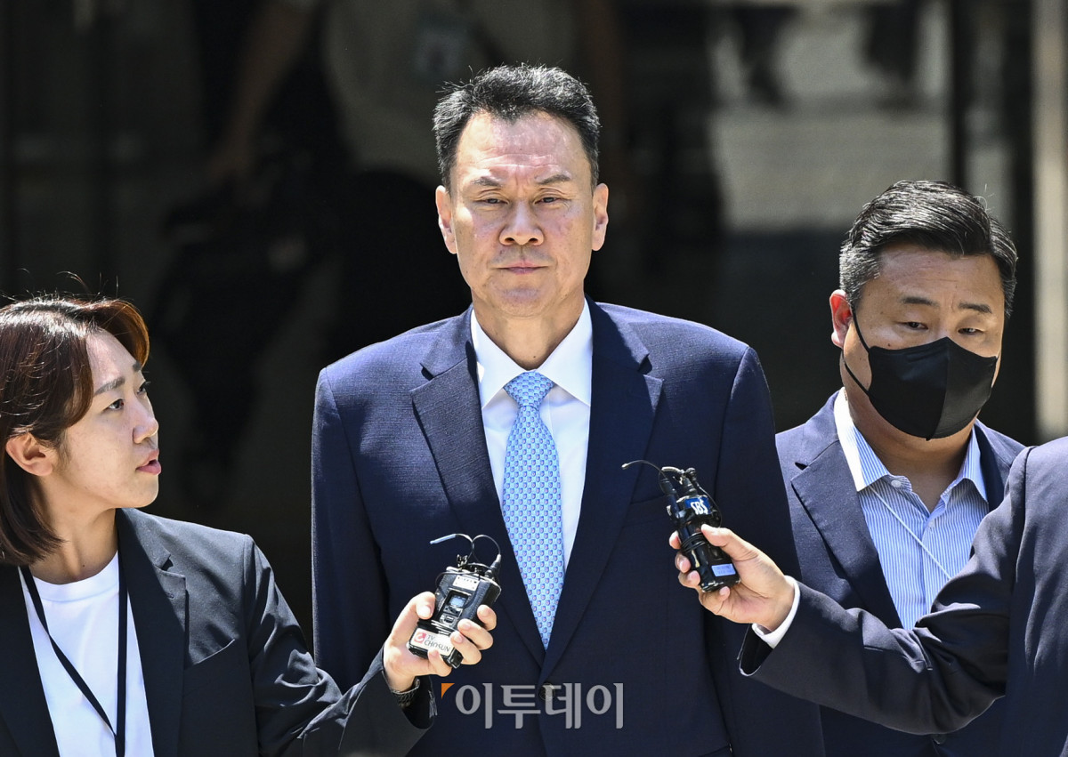 ▲내란중요임무종사 혐의를 받는 김명수 전 합동참모본부 의장이 15일 서울 서초구 서울중앙지방법원에서 열린 구속 전 피의자 심문(영장실질심사)을 마치고 법원을 나서고 있다. 사진공동취재단