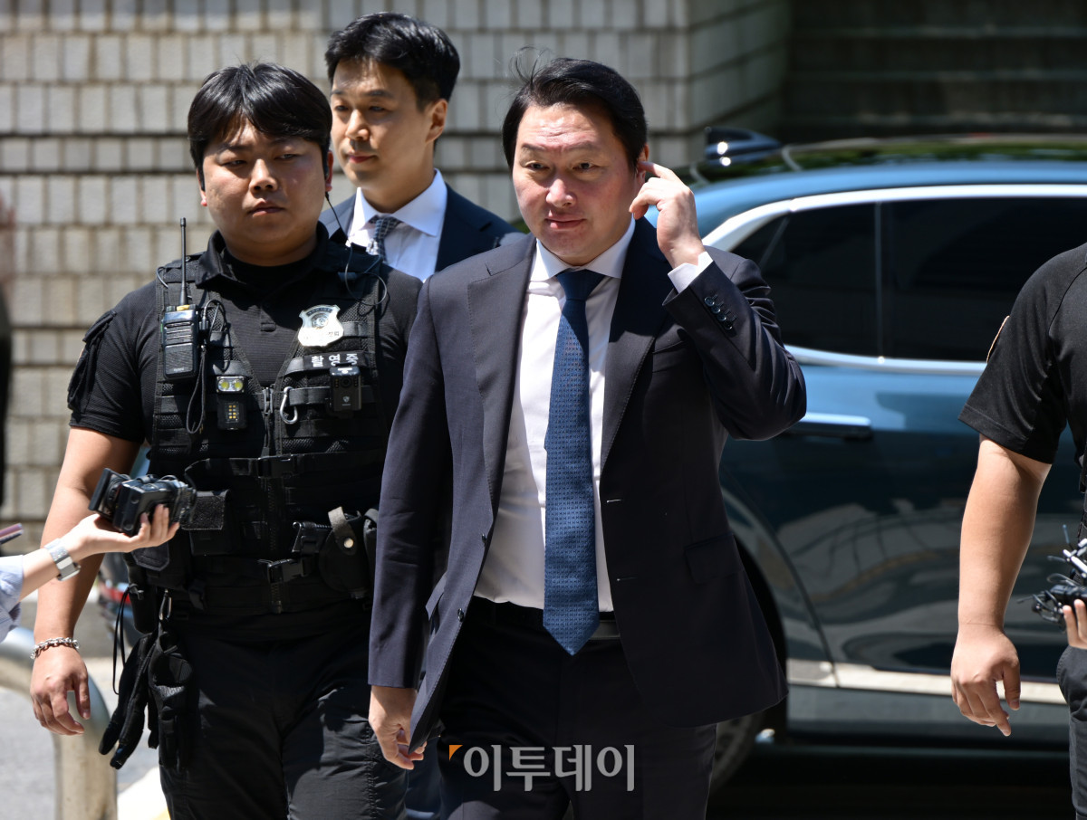▲최태원 SK그룹 회장이 15일 서울 서초구 서울고등법원에서 열린 재산분할 파기환송심 2차 조정 기일에 출석하고 있다. 사진공동취재단