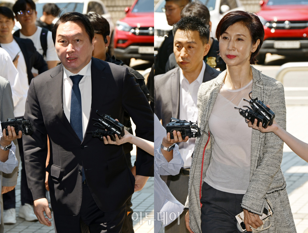 ▲최태원(왼쪽) SK그룹 회장과 노소영 아트센터 나비 관장이 15일 서울 서초구 서울고등법원에서 열린 재산분할 파기환송심 2차 조정 기일에 출석하고 있다. 사진공동취재단