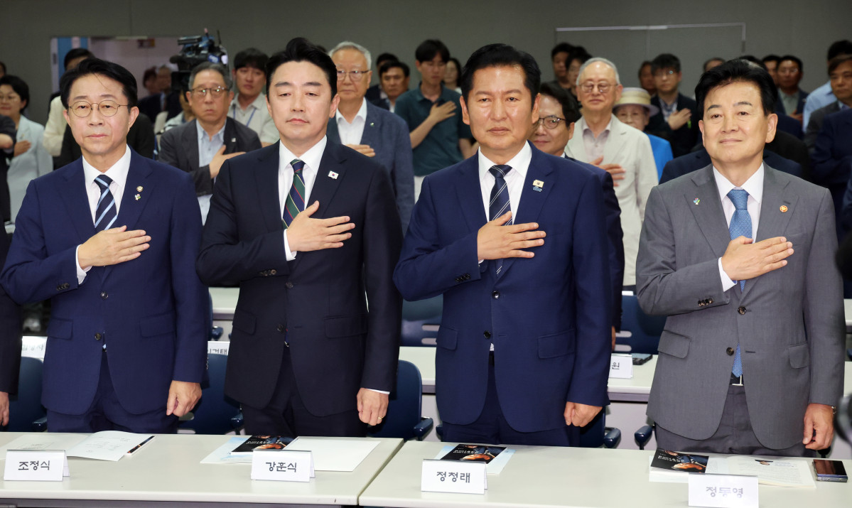 ▲조정식 국회의장(왼쪽부터), 강훈식 대통령 비서실장, 더불어민주당 정청래 대표, 정동영 통일부 장관이 15일 서울 마포구 연세대학교 김대중도서관 컨벤션홀에서 열린 '6ㆍ15 남북정상회담 26주년 기념식 및 특별강연'에서 국기에 경례하고 있다. (연합뉴스)