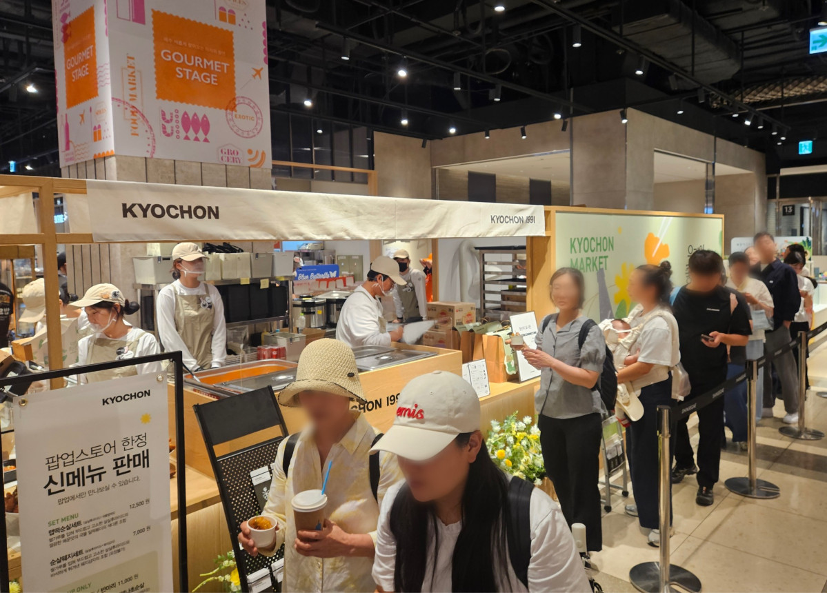 ▲교촌치킨을 운영하는 교촌에프앤비㈜가 신세계백화점 대구점에서 진행한 ‘한 여름 장터’ 팝업스토어를 성황리에 마쳤다고 15일 밝혔다. (사진제공=교촌에프앤비)