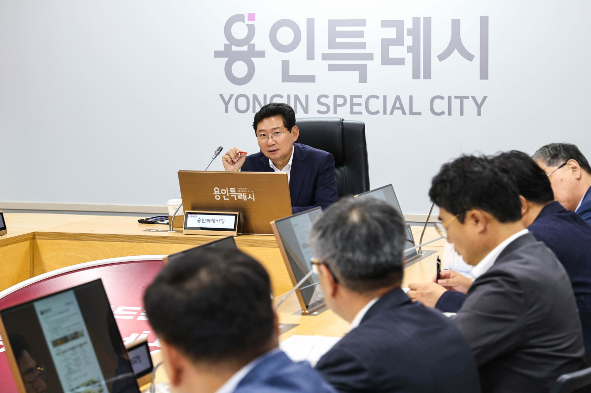 ▲상일 용인특례시장이 15일 시청 영상회의실에서 열린 간부회의에서 반다비 체육센터 건립의 당위성을 설명하고 있다. (용인특례시)