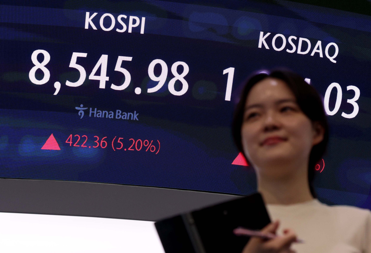 ▲미국과 이란의 종전 합의 소식에 힘입어 코스피가 8500선에서 상승 마감한 15일 서울 중구 하나은행 본점 모니터에 코스피 등 시황이 표시되고 있다. 이날 지수는 전 거래일보다 422.36포인트(5.20%) 오른 8545.98에 장을 마쳤다. 코스닥은 4.98포인트(0.48%) 상승한 1034.03에 마감했고 서울 외환시장에서 원·달러 환율은 전 거래일보다 8.7원 내린 1511.1원에 거래를 마쳤다. 신태현 기자 holjjak@