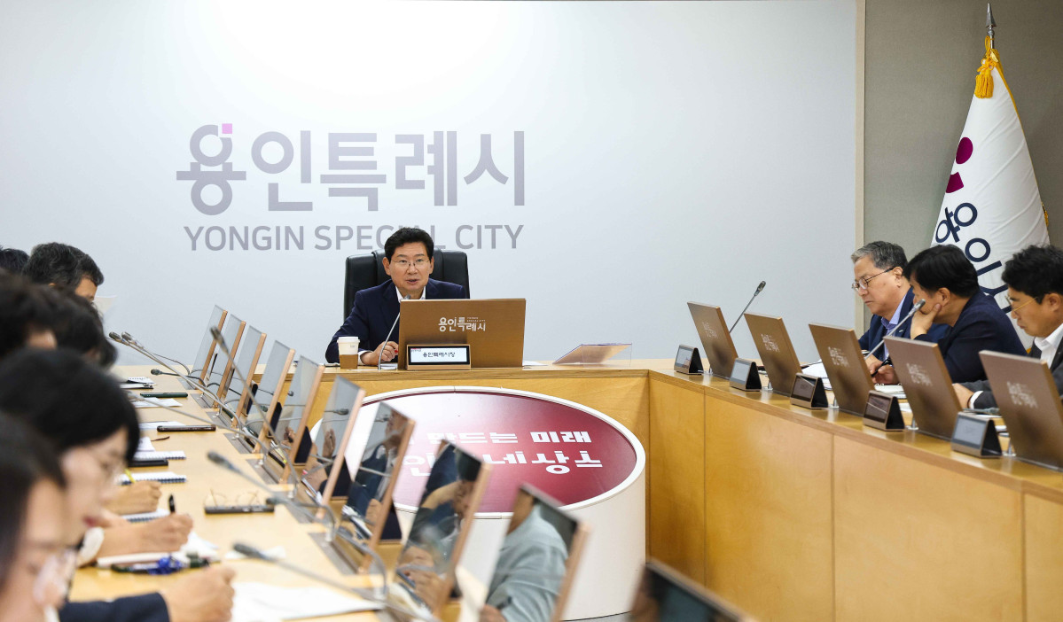 ▲이상일 용인특례시장이 15일 시청 영상회의실에서 간부회의를 열고 용인 르네상스 2.0 추진기획단이 로드맵을 잘 만들어줄 것을 주문하고 있다. (용인특례시)