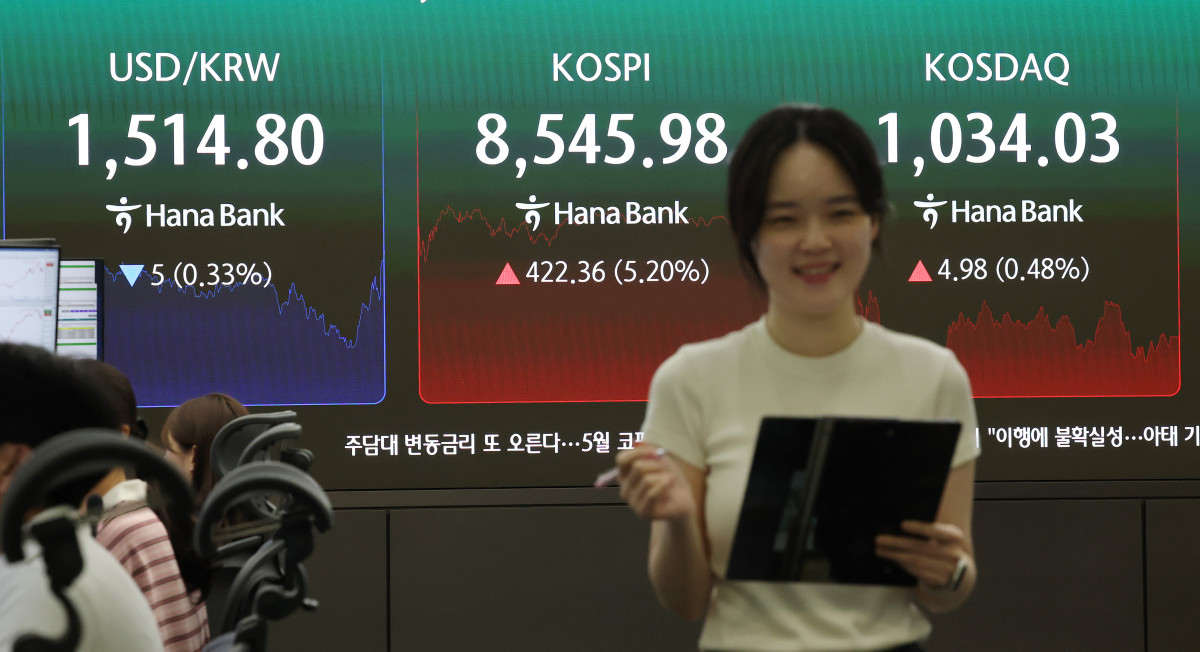 ▲코스피가 미국과 이란 간 종전 합의에 상승 마감한 15일 서울 중구 하나은행 딜링룸 현황판에 코스피와 코스닥, 원/달러 환율이 표시되고 있다. (사진= 연합뉴스)