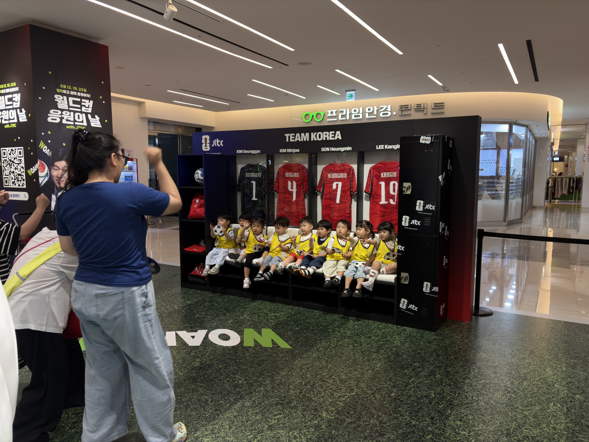 ▲19일 오전 서울 강남구 메가박스 코엑스점 로비에서 어린아이들이 응원 사진을 찍고 있다. (황민주 기자 minchu@)