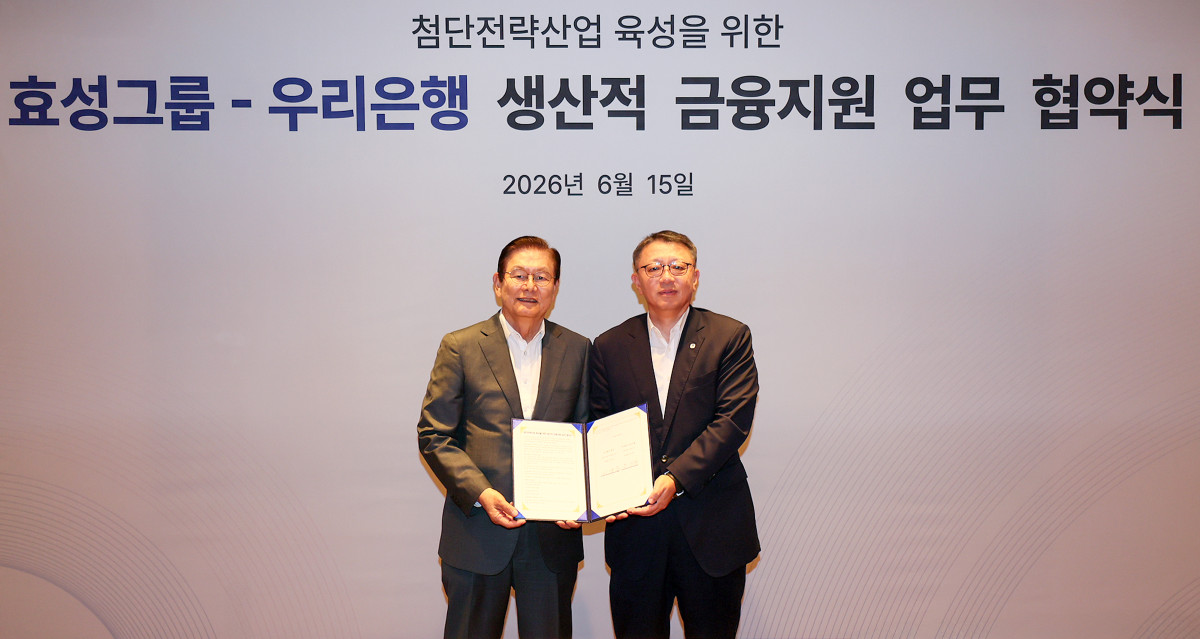 ▲정진완 우리은행장(오른쪽)과 이상운 효성그룹 부회장이 15일 서울 마포구 효성그룹 본사에서 업무협약을 맺은 후 기념촬영을 하고 있다. (사진제공=우리은행)