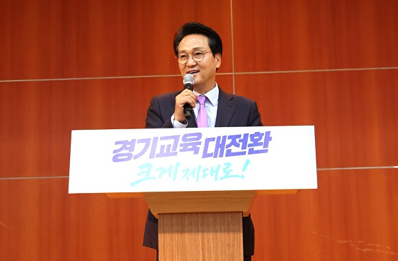 ▲안민석 경기도교육감 당선인이 15일 경기아트센터 컨벤션홀에서 열린 민선 6기 경기도교육감직 인수위원회 출범식에서 인사말을 하고 있다. (안민석 경기도교육감 당선인 페이스북)