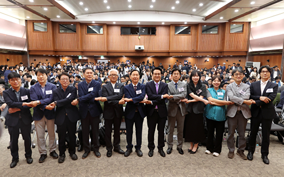 ▲안민석 경기도교육감 당선인과 인수위원들이 15일 경기아트센터 컨벤션홀에서 열린 인수위원회 출범식에서 손을 맞잡으며 경기교육대전환 의지를 다지고 있다. (안민석 경기도교육감 당선인 페이스북)