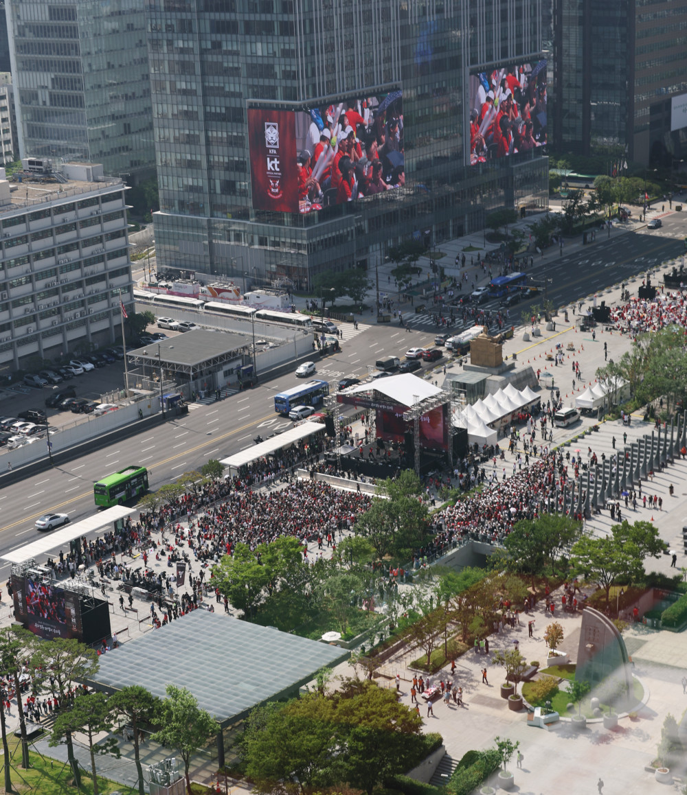 ▲12일 오전 축구 국가대표팀의 2026 북중미 월드컵 첫 경기인 체코전을 앞두고 서울 광화문 광장에서 거리 응원이 열리고 있다. (연합뉴스)