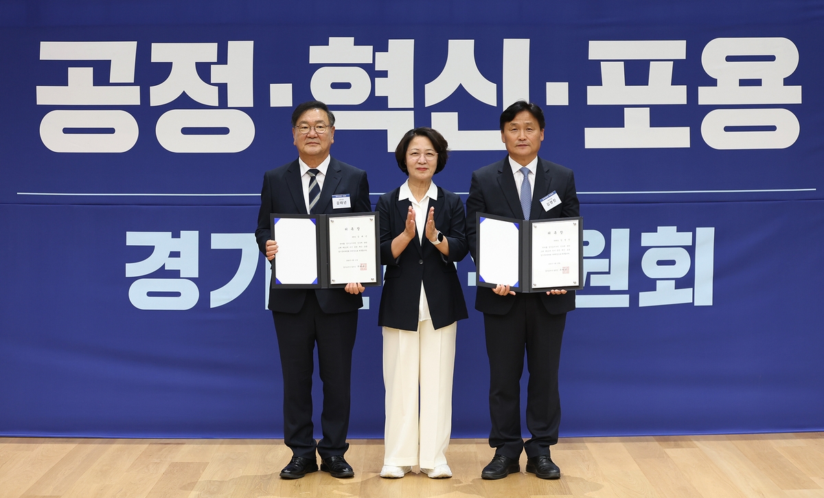 ▲추미애 경기도지사 당선인(가운데)이 15일 출범식에서 김태년 준비위원장(왼쪽)과 김영진 부위원장(오른쪽)에게 위촉장을 수여한 뒤 함께 기념촬영을 하고 있다. (공정·혁신·포용 경기준비위원회)